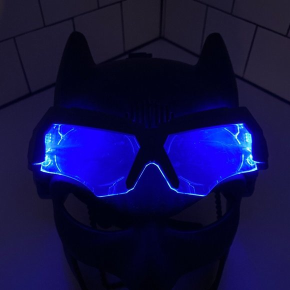 2017 DC Comics Batman Talking Voice Changer Mask with Lights and Sounds - Picture 9 of 10